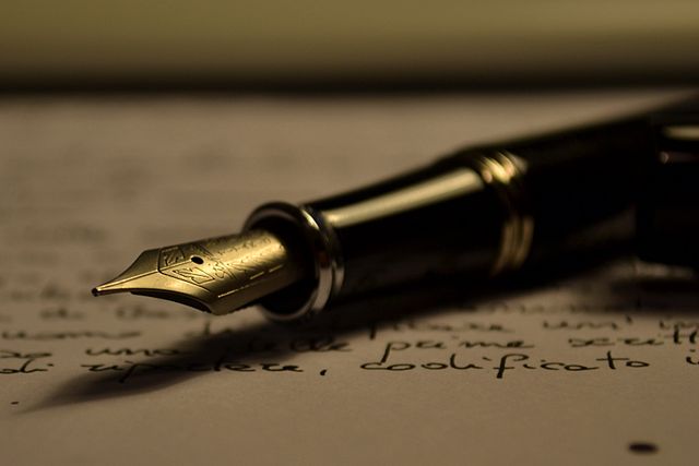 A Stipula fountain pen lying on a written piece of paper. (Photo/Antonio Litterio. Wikimedia Commons | Creative Commons)